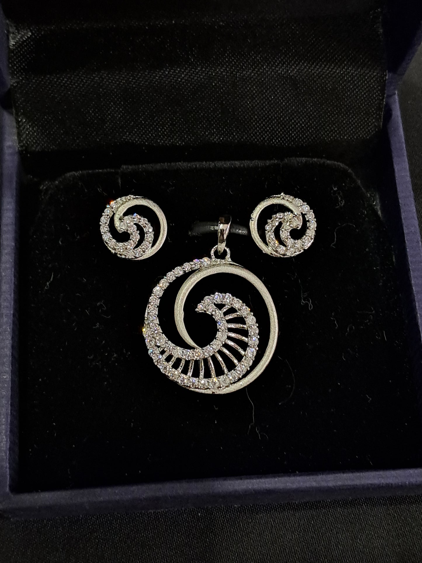 Stunning 925 silver pendant set