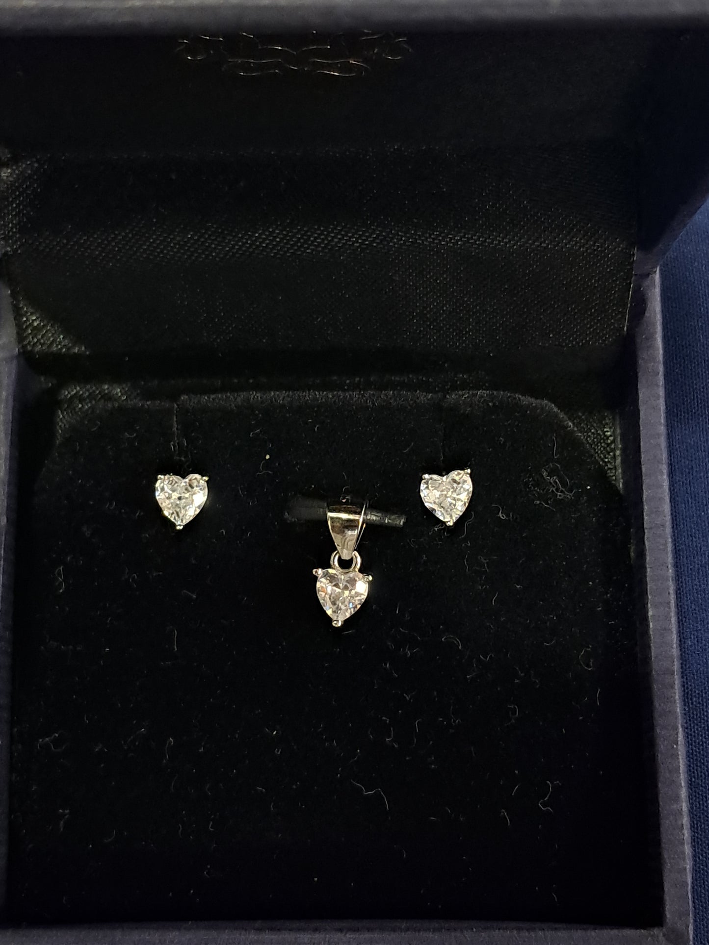 Delicate heart shaped 925 pendant set