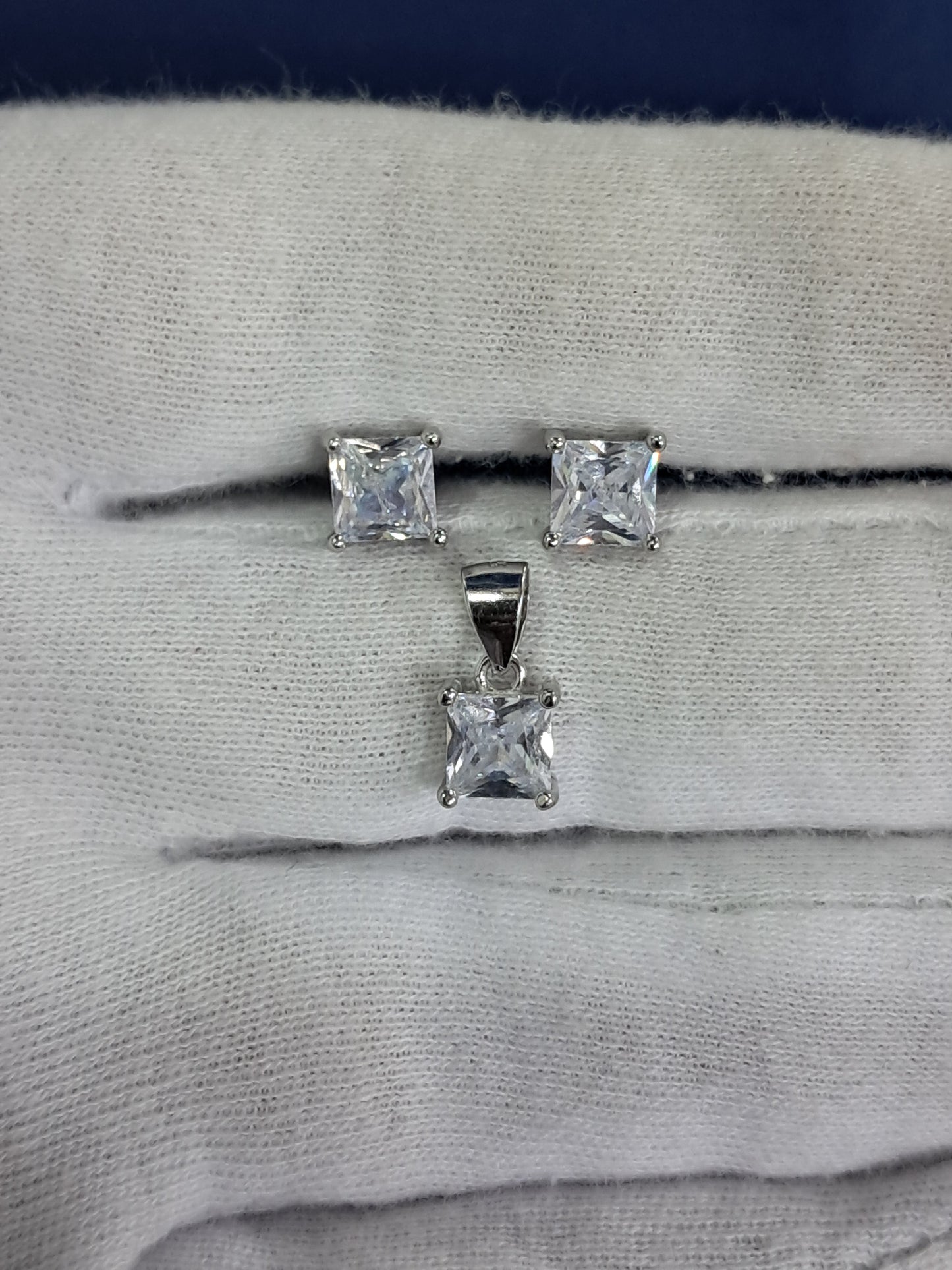 Delicate square 925 pendant set