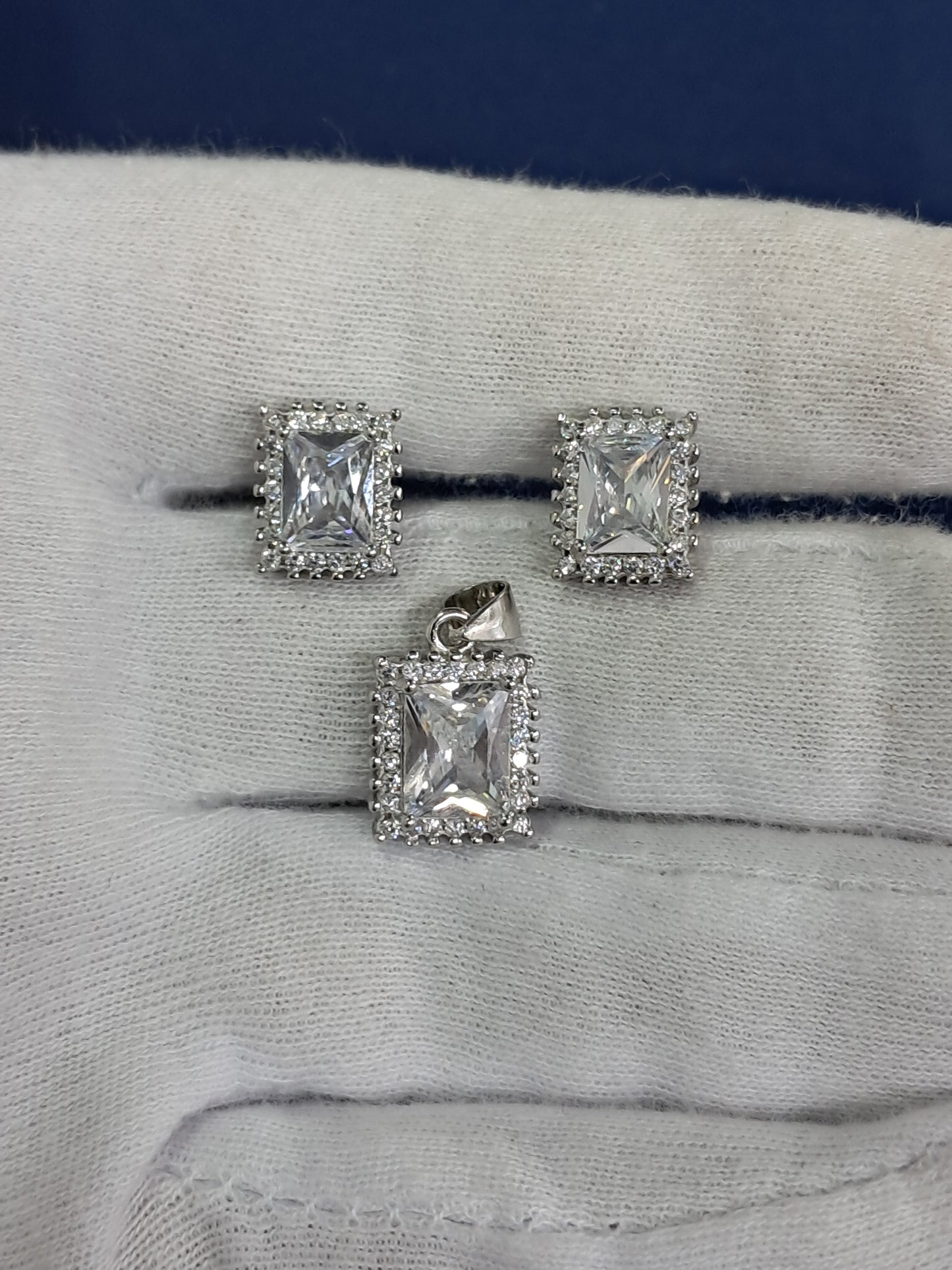 Rectangular 925 solitaire pendant set