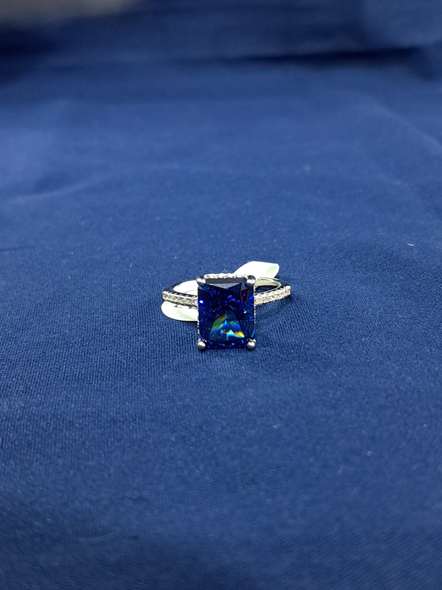 Dark blue stunning solitaire 925