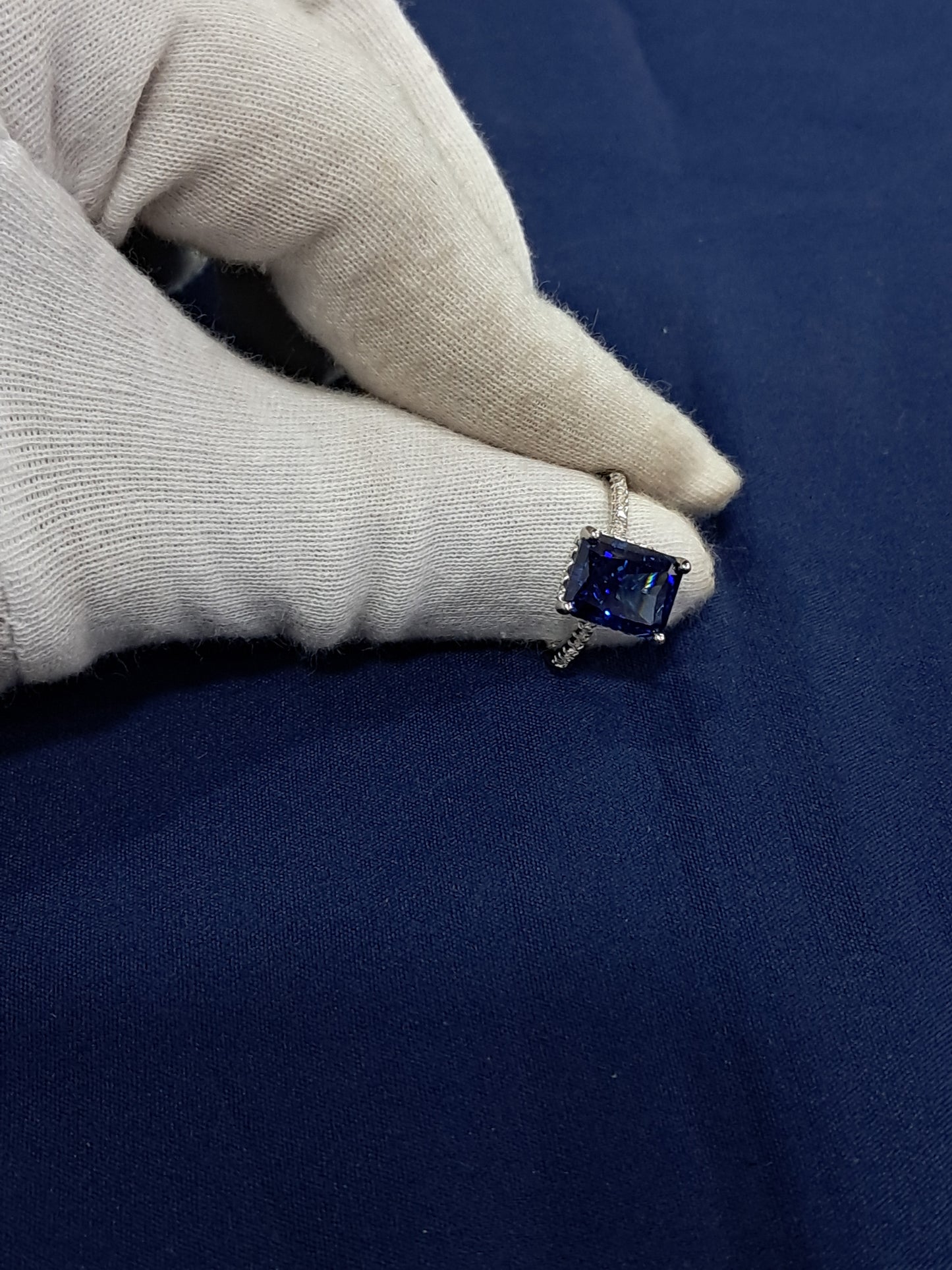 Dark blue stunning solitaire 925