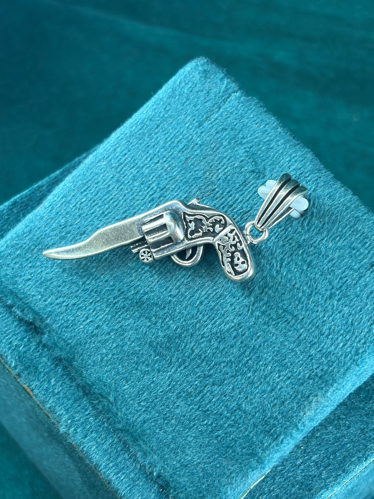 Revolver & Knife Pendant – Engraved, 925 Silver