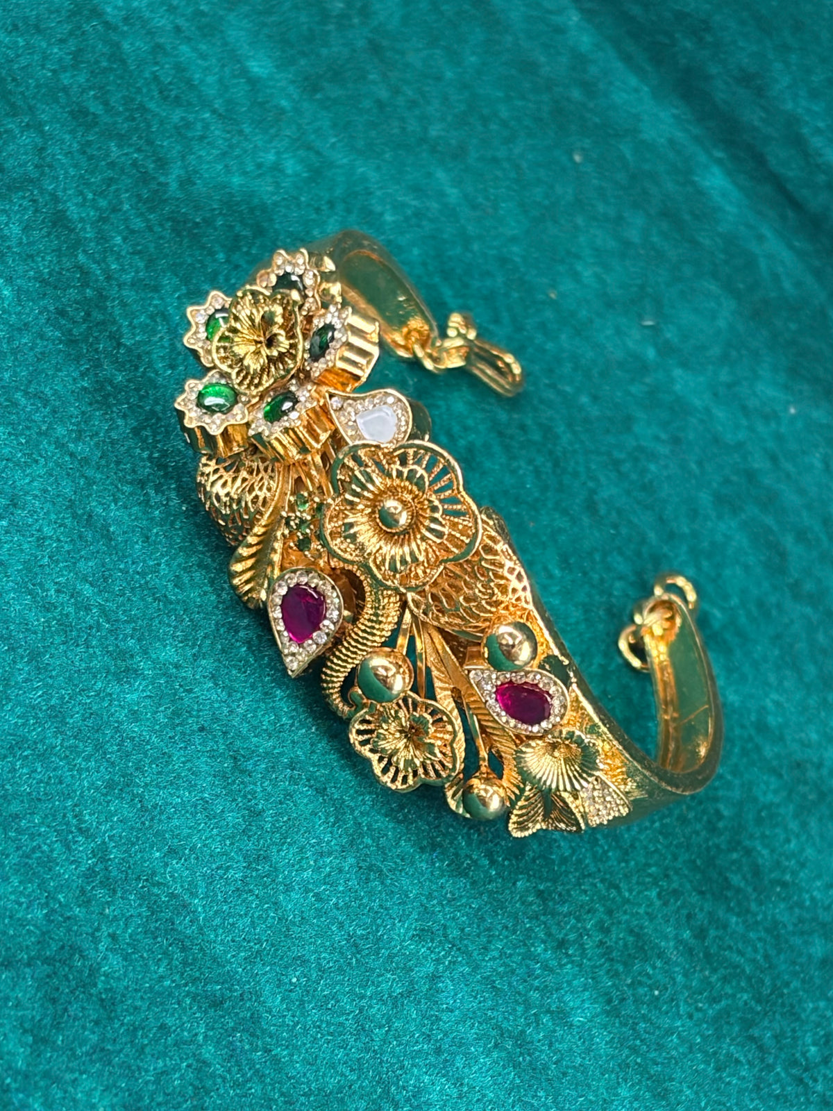 Floral Cluster Kada Bangle – Emerald-Tone Drop, 925 Silver